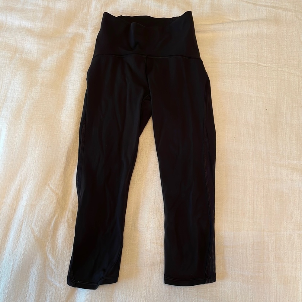 lululemon leggings, mesh on the sides, size 00, pristine condition, no snags
